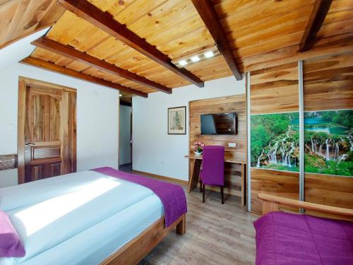 Ένα ή περισσότερα κρεβάτια σε δωμάτιο στο Plitvice Etno House I