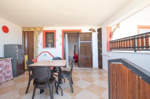 a kitchen and dining room with a table and chairs at A Casa di Amy in Macari