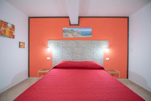 1 dormitorio con 1 cama grande con sábanas rojas en A Casa di Amy, en Macari
