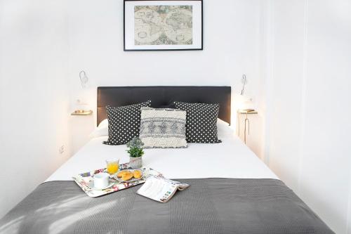 - un lit avec un plateau de nourriture dans l'établissement Apartamentos RG Arenal II, à Séville