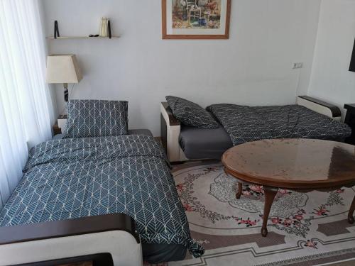 ein kleines Wohnzimmer mit einem Bett und einem Tisch in der Unterkunft Studio Huzur in Deventer