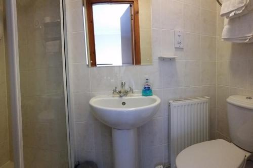 uma casa de banho com um lavatório e um WC em Bimini House em Aberdeen