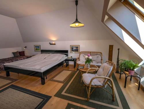 Schlafzimmer mit einem Bett, einem Tisch und Stühlen in der Unterkunft Gästehaus Pointner in Gars am Kamp