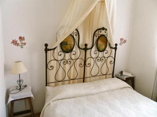 オルナヴァッソにあるCà di Twergiのベッドルーム1室(金属製の天蓋付きベッド1台付)