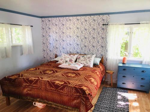 Säng eller sängar i ett rum på Liljekonvalj Cottage overlooking the river sauna