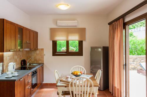 Kuchyň nebo kuchyňský kout v ubytování Arhontika Villas