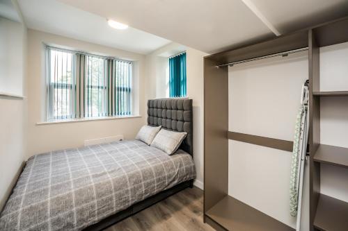 Кровать или кровати в номере Stay Suites Huddersfield