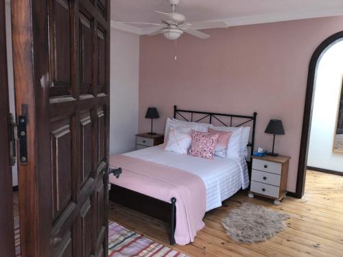 Beautiful 3-Bed vacation House in Macher tesisinde bir odada yatak veya yataklar