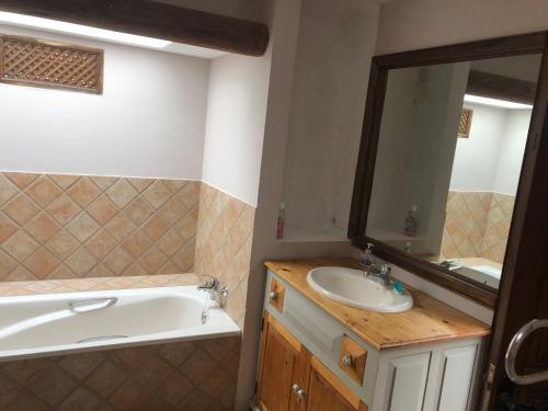 Koupelna v ubytování Beautiful 3-Bed vacation House in Macher