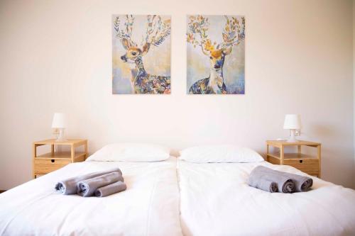 A bed or beds in a room at Cloud 9 - Apartment with stunning lake view