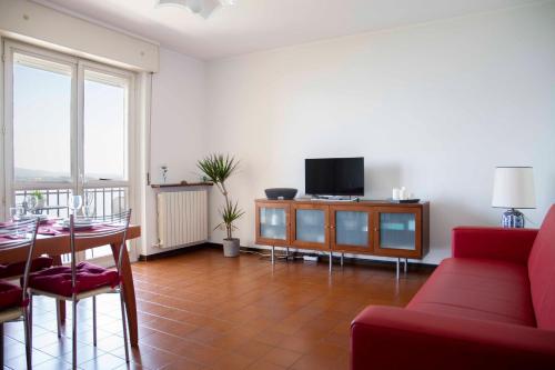 A television and/or entertainment centre at Cloud 9 - Apartment with stunning lake view