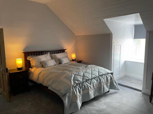 Säng eller sängar i ett rum på Parisian Style Townhouse