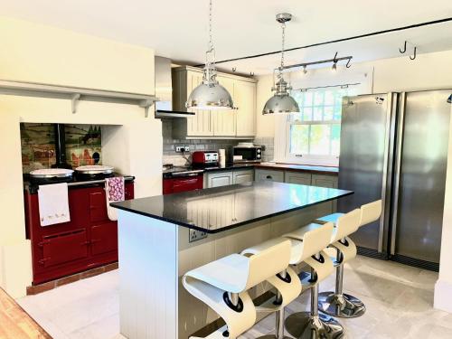 Fotografie z fotogalerie ubytování The Farmhouse - Sleeps 12 with Private Grounds v destinaci Hailsham