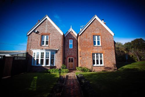 Fotografie z fotogalerie ubytování The Farmhouse - Sleeps 12 with Private Grounds v destinaci Hailsham