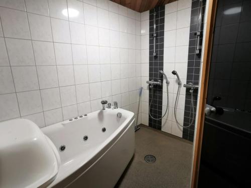 Koupelna v ubytování Huvikallio A