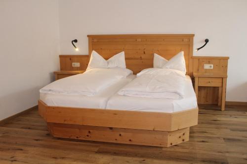 Cama ou camas em um quarto em Pension Norika
