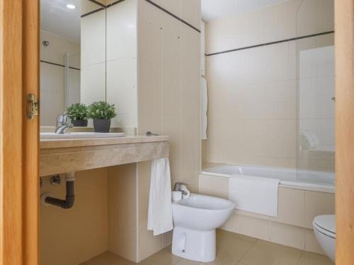 a bathroom with a sink and a toilet and a tub at Fadesa Algaba 2 B in La Algaba