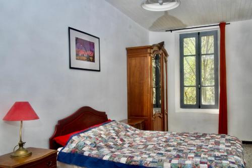 - une chambre avec un lit et une fenêtre dans l'établissement Large 3-Bed apartment in medieval quarter of Sauve, à Sauve