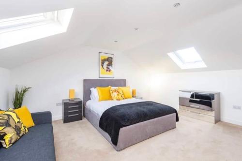a bedroom with a bed and a couch at Immaculate 4-Bed Cottage in Lincoln in Sudbrooke