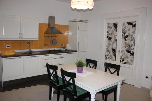 Η κουζίνα ή μικρή κουζίνα στο Casa Vacanze Nonna Raffa