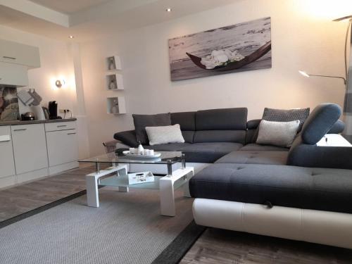 a living room with a couch and a coffee table at Ferienwohnung Nesa in Traben-Trarbach