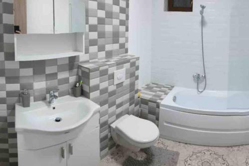Ванная комната в Casa Andreea. Cheerful 4-bedroom villa
