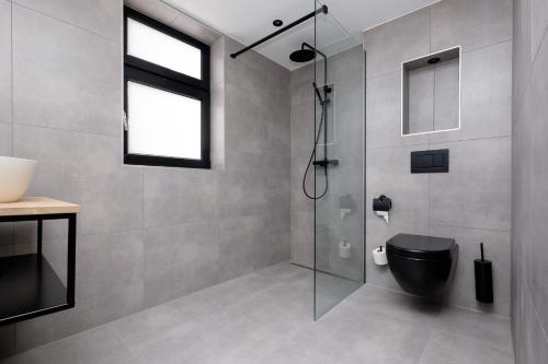 a bathroom with a glass shower with a toilet at Hotel Brasserie Smits in Wemeldinge