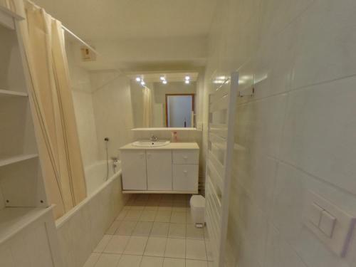 a bathroom with a sink and a tub and a toilet at Appartement La Tania, 3 pièces, 7 personnes - FR-1-513-38 in La Tania