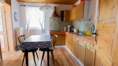 a small kitchen with a table and a table and chairs at Ferienwohnung Schultheiss in Plankenfels