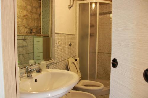 a bathroom with a sink and a toilet at B&B Melograno in Triei