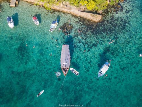 eine Luftansicht der Boote im Wasser in der Unterkunft Casa Colibri - Praias e Cachoeiras in Paraty