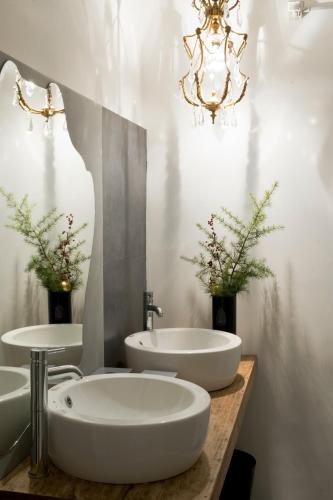 a bathroom with two sinks and a large mirror at Il Caminetto Montefiascone in Montefiascone