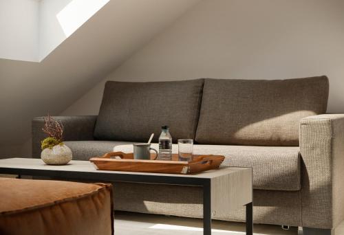 un soggiorno con un divano e un tavolino da caffè di Munna Hotel Boutique a Gijón
