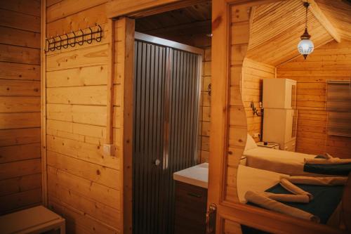 a room with a cabin with wooden walls at Pirlanta Butik Hotel in Çeşme