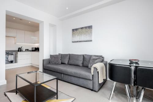 uma sala de estar com um sofá e uma mesa em Deluxe 2 Bedroom St Albans Apartment - Free WiFi em Saint Albans