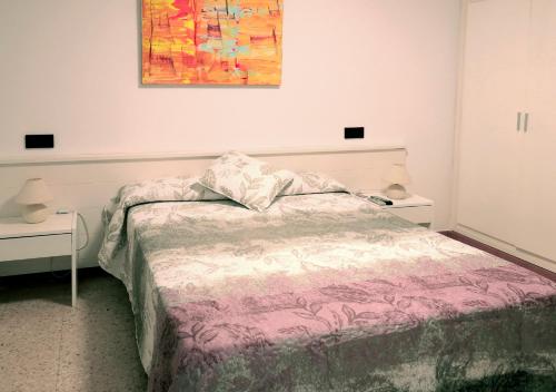 - une chambre avec un lit et 2 tables de chevet dans l'établissement Hostal Lara, à Llançà