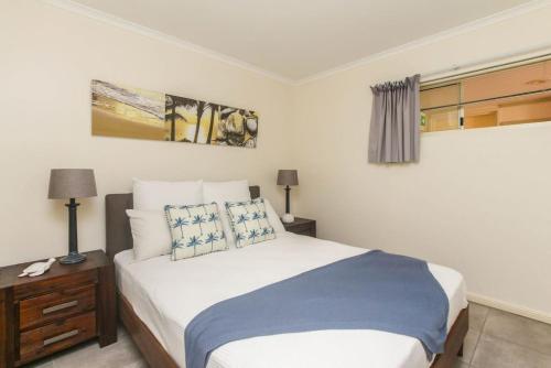 1 dormitorio con cama, mesita de noche y cama sidx sidx sidx sidx sidx en Inner City One Bedroom Apartment 27, en Cairns
