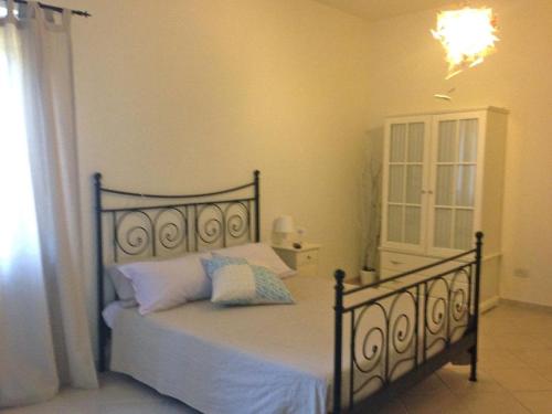 sypialnia z łóżkiem z niebiesko-białymi poduszkami w obiekcie B&B VENTO DELL'EST w mieście Potenza Picena