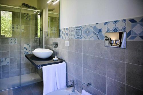 a bathroom with a sink and a toilet and a tub at Agriturismo Alle Riserve Cavagrande in Avola