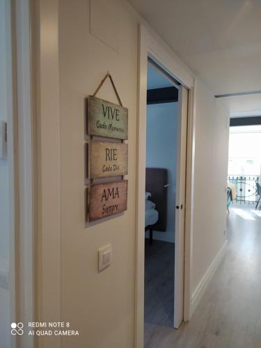 Pokój ze ścianą z znakami w obiekcie Apartamentos Pontedeume Riadoeume w mieście Puentedeume