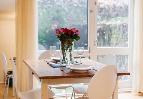 Um restaurante ou outro lugar para comer em Lovely Flat in Literary London by UndertheDoormat