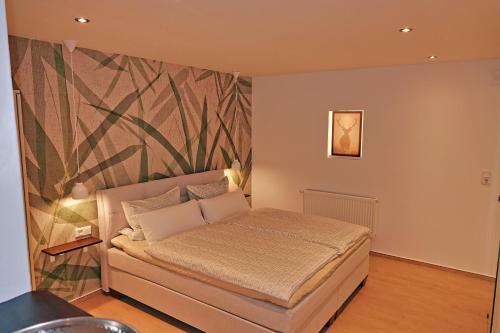 sypialnia z łóżkiem i obrazem na ścianie w obiekcie Harzapart Apartment 3 "Hirsch" w mieście Walkenried