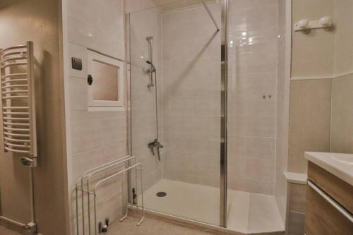 une douche avec une porte vitrée dans une salle de bain dans l'établissement Le Malbec - Maison de ville Beziers centre - Wifi, à Béziers