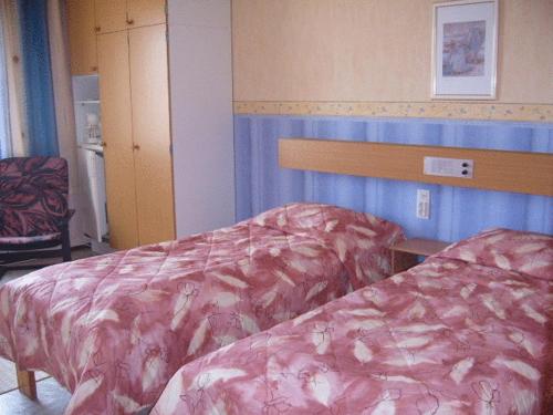 Tempat tidur dalam kamar di Hotel Takka-Valkea