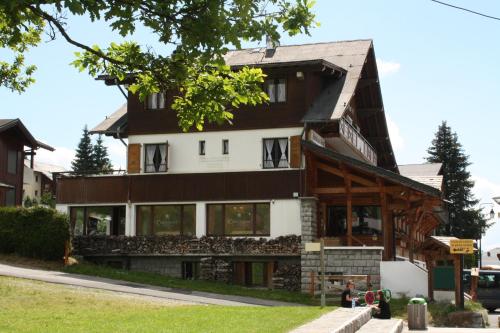 une maison au milieu d'un parc dans l'établissement Hotel Le Christiania, aux Gets