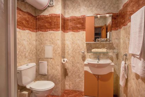 Ett badrum på Messambria Beach Apartments