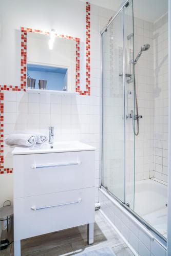 une salle de bain avec un lavabo blanc et une douche dans l'établissement ONLOC - Montpezat Coup de cœur - Hyper Centre - Calme - WIFI, à Pau