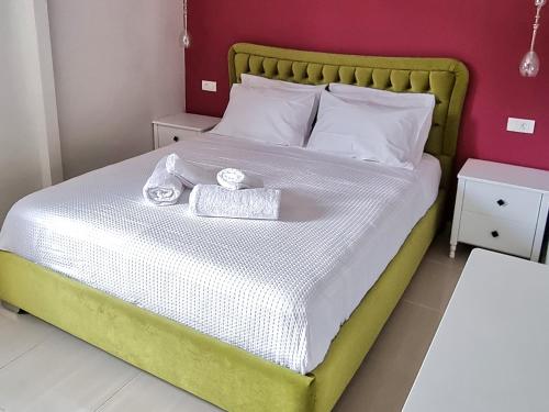 Tempat tidur dalam kamar di Epipleon Luxury Suites -108- Διαμέρισμα 85τμ δίπλα στη θάλασσα
