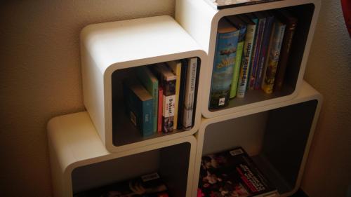 a book shelf filled with books in a room at Hotel Willemstad in Willemstad
