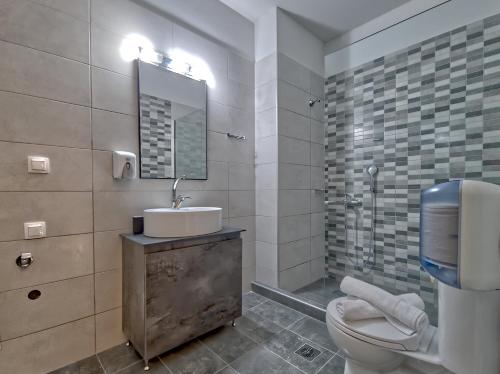 Koupelna v ubytování Epipleon Luxury Suites -108- Διαμέρισμα 85τμ δίπλα στη θάλασσα